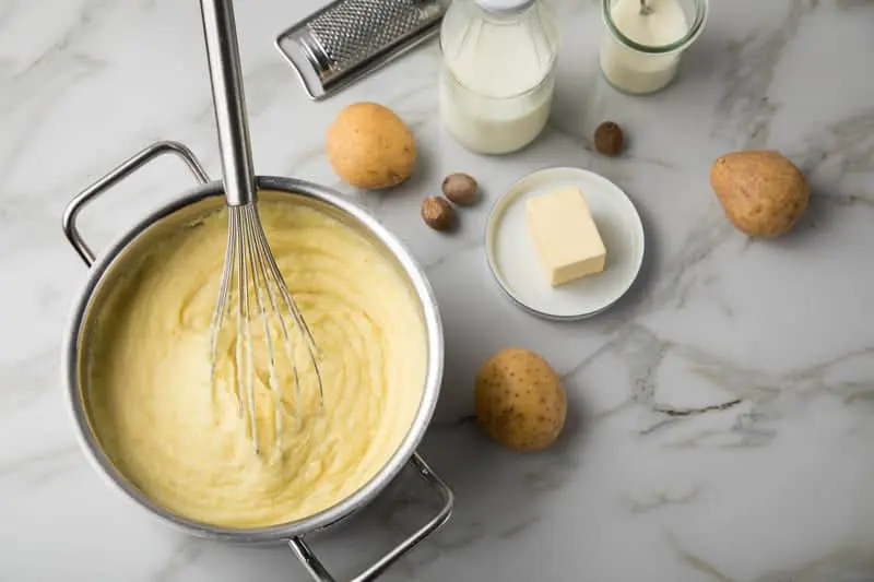 La leche en el puré de patatas